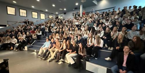 Hele skolen samlet i store-amfi før juleferien